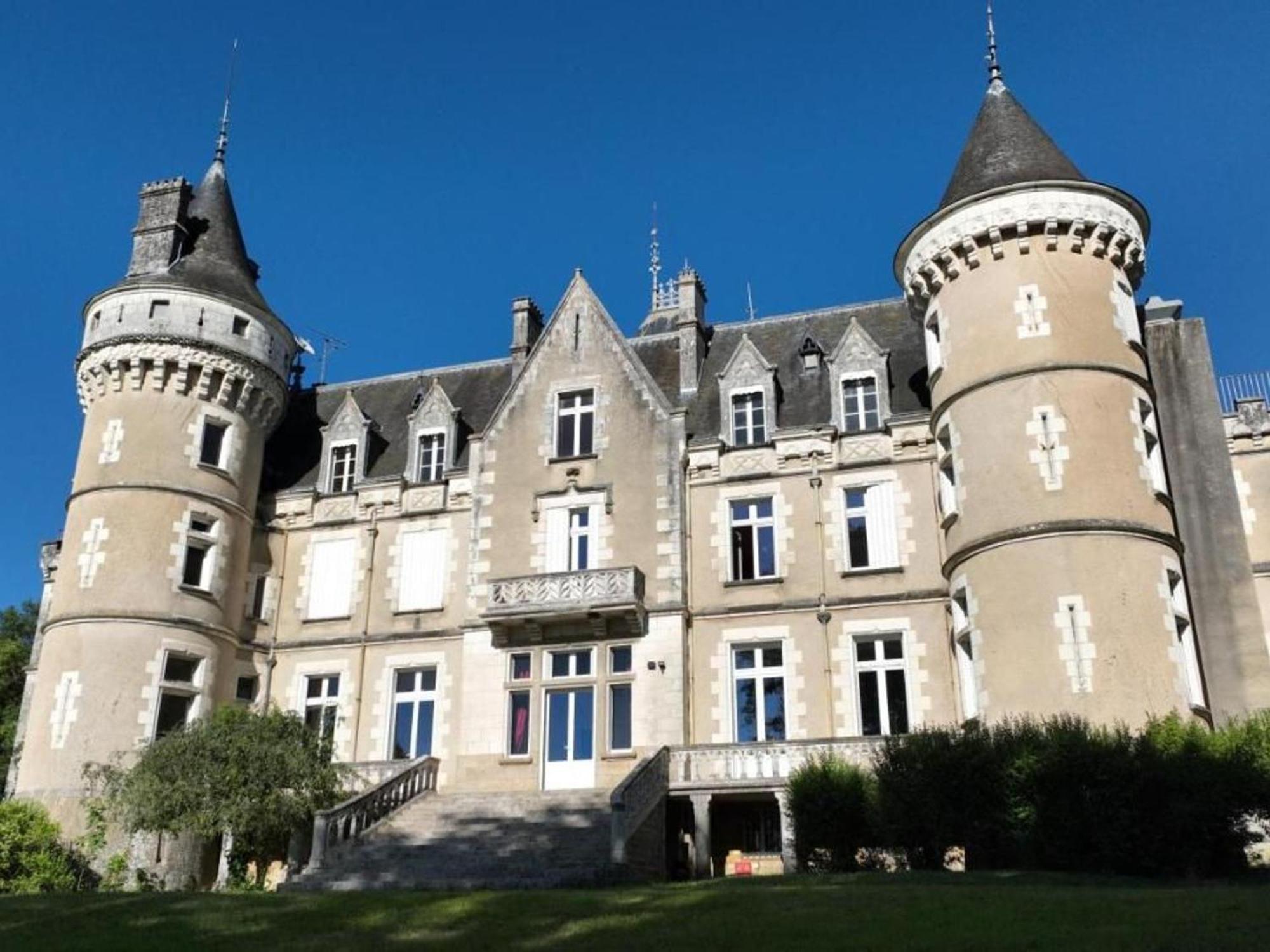 Cluis Sejour De Charme Au Chateau Avec Petit-Dejeuner Et Parking - Fr-1-591-705 מראה חיצוני תמונה
