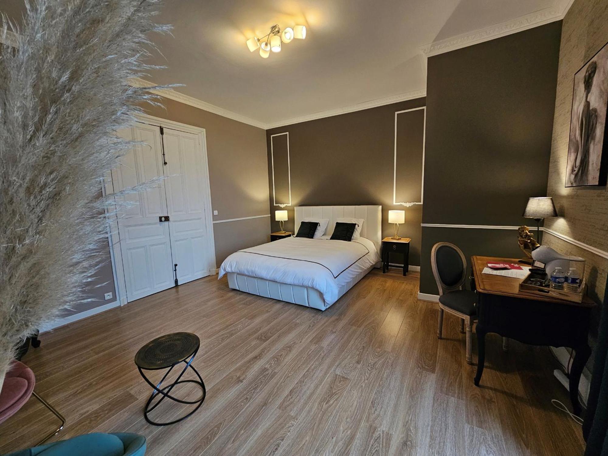 Cluis Sejour De Charme Au Chateau Avec Petit-Dejeuner Et Parking - Fr-1-591-705 מראה חיצוני תמונה